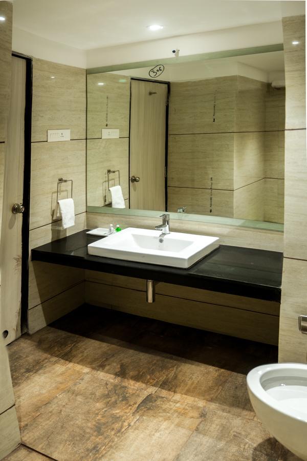 Hotel Atharva Ujjain Extérieur photo