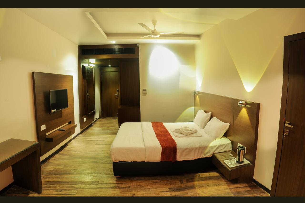 Hotel Atharva Ujjain Extérieur photo